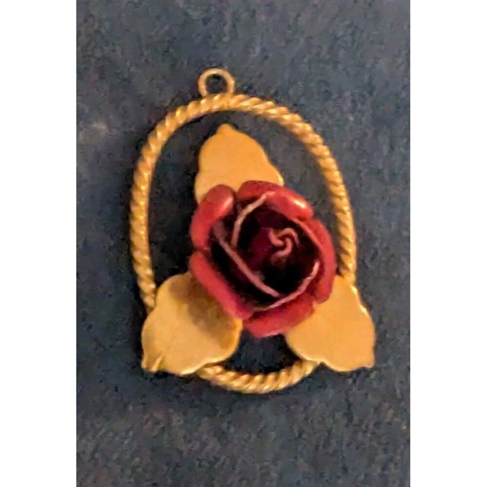 Vintage Gold Tone Red Rose Oval Pendant Twisted Rope Frame Floral Charm